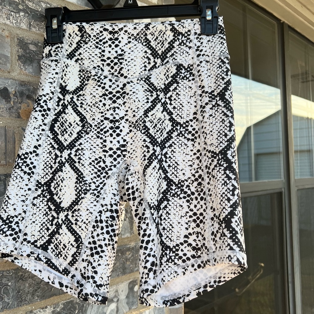 Balance Athletica the Rider Shorts - Python - Picture 2 of 12